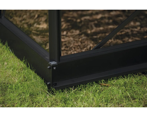 Vue détaillée de la structure du cadre d'une serre sur l'herbe