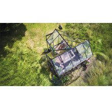 Vue de dessus d'une serre de jardin avec des plantes