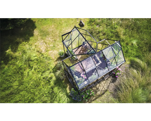 Vue de dessus d'une serre de jardin avec des plantes