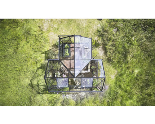 Vue de dessus d'une serre avec des plantes dans le jardin