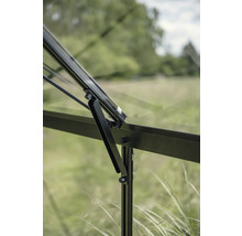 Vue détaillée d'une fenêtre de serre avec mécanisme d'ouverture