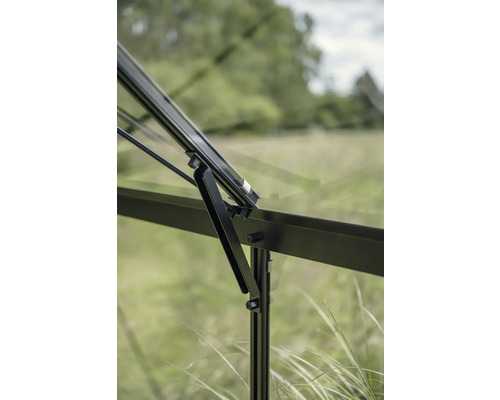 Vue détaillée d'une fenêtre de serre avec mécanisme d'ouverture