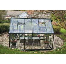 Serre avec plantes et coin salon dans le jardin