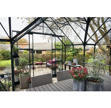 Serre avec table, chaises et plantes pour le jardin