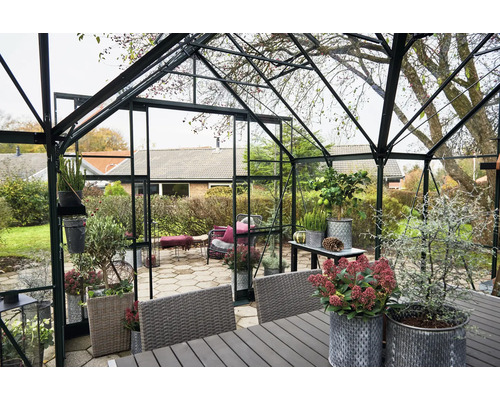 Serre avec table, chaises et plantes pour le jardin