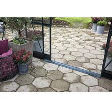 Extérieur avec serre, pavés hexagonaux et paniers plantés