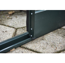 Vue détaillée d'un élément de cabane de jardin avec profil rainure et languette et vis