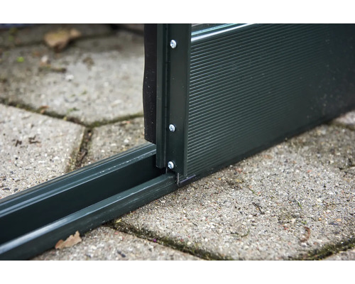 Vue détaillée d'un élément de cabane de jardin avec profil rainure et languette et vis