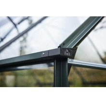 Gros plan sur l'armature d'une serre avec une connexion d'angle.