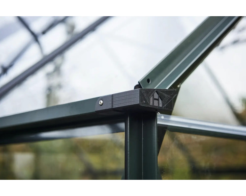 Gros plan sur l'armature d'une serre avec une connexion d'angle.