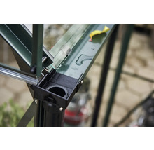 Vue détaillée d'une construction de serre avec évacuation d'eau