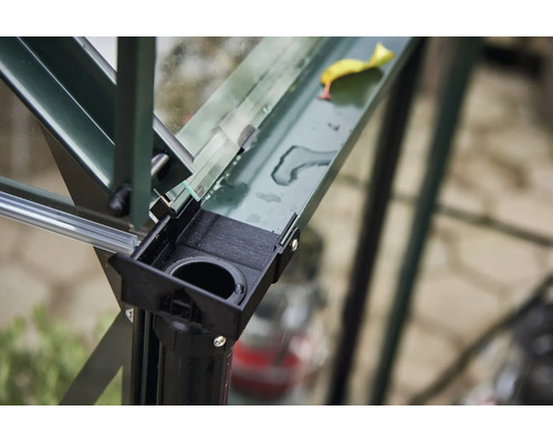 Vue détaillée d'une construction de serre avec évacuation d'eau