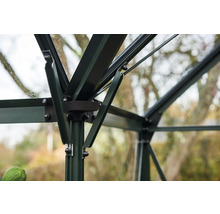 Vue détaillée d'une serre avec cadre métallique et panneaux de verre