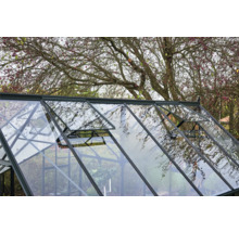 Gros plan d'une serre avec fenêtres ouvertes