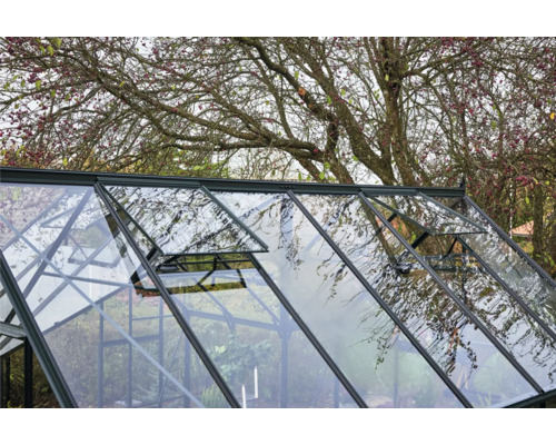 Gros plan d'une serre avec fenêtres ouvertes