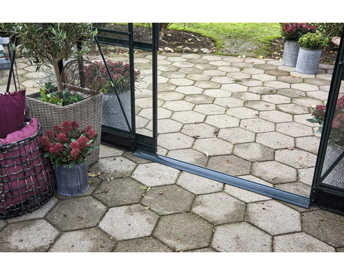 Extérieur avec serre, pavés hexagonaux et paniers plantés