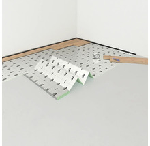 Coin de pièce avec sol stratifié, isolation phonique, ruban adhésif et pièce de stratifié avec crayon