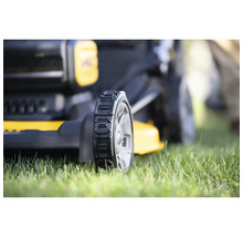 Detailansicht eines Rasenmähers auf einer Rasenfläche