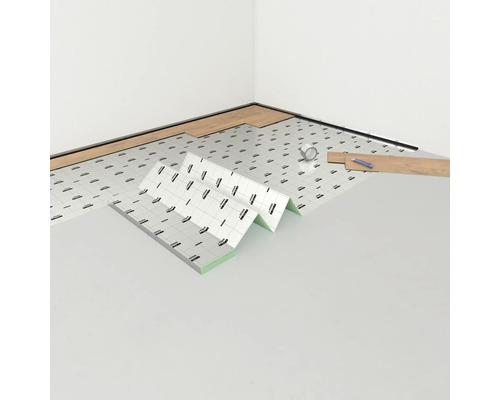 Scène avec sous-couche isolante, stratifié, plinthe, ruban adhésif, crayon et morceau de bois dans une pièce.