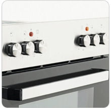 Gros plan d'une cuisinière électrique avec boutons de commande