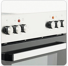 Vue détaillée d'une cuisinière électrique avec des boutons rotatifs pour contrôler les plaques de cuisson et le four.