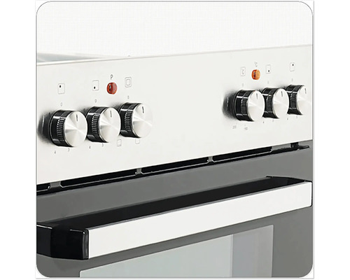 Vue détaillée d'une cuisinière électrique avec des boutons rotatifs pour contrôler les plaques de cuisson et le four.
