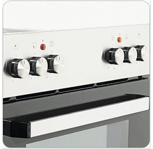 Gros plan du panneau de commande et de la poignée d'un four.