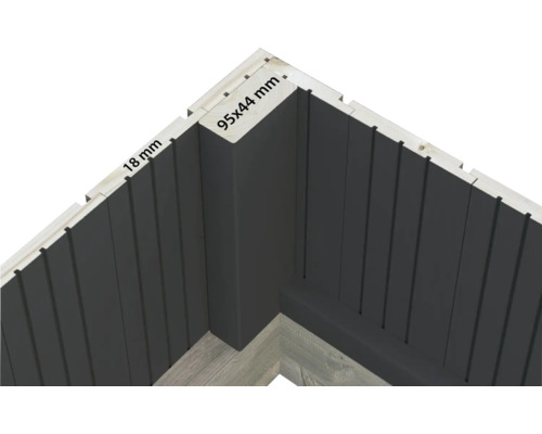 Eckdetail einer Holzwand mit den Maßen 95x44 Millimeter und einer Wandstärke von 18 Millimeter.