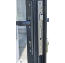 Gros plan d'une serrure de porte avec poignée et clé