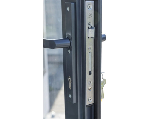 Gros plan sur une garniture de porte avec clé et poignée