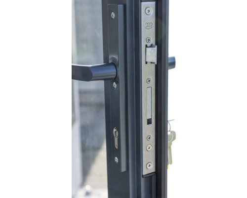 Vue détaillée d'une serrure de porte avec poignée et trou de serrure