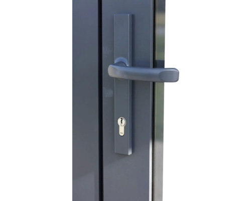 Nahaufnahme einer grauen Tür mit Griff und Yale-Schloss