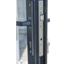 Gros plan d'une serrure de porte avec poignée et clé