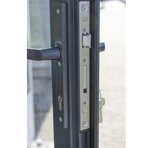 Vue détaillée d'une serrure de porte avec clé