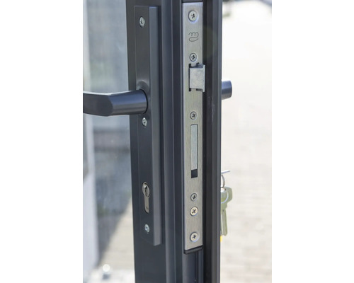 Gros plan d'une serrure de porte avec clé et poignée