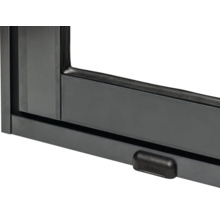 Vue détaillée d'une fenêtre en plastique noire avec une poignée de fenêtre