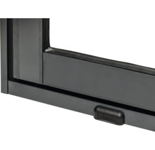 Vue détaillée d'un cadre de fenêtre en plastique noir avec verrouillage