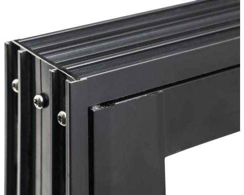 Vue détaillée d'un cadre de fenêtre en aluminium noir avec des vis