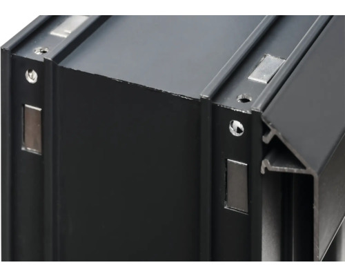 Vue détaillée d'un profilé en aluminium noir avec inserts métalliques