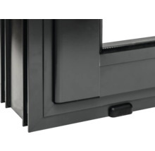 Vue détaillée d'une fenêtre en plastique grise