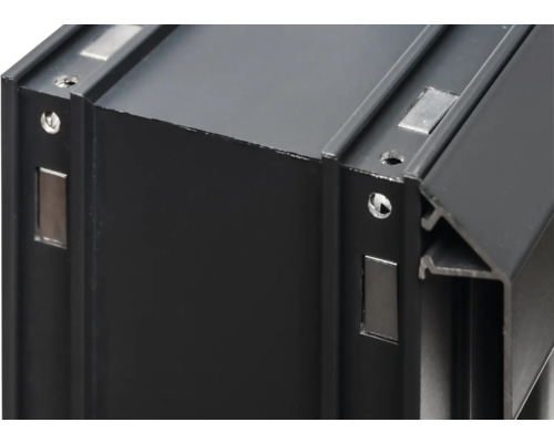 Detailansicht eines schwarzen Aluminiumprofils mit Schraubenlöchern