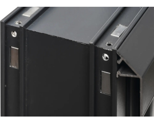 Vue détaillée d'un profilé en aluminium noir avec ferrures et trous de vis