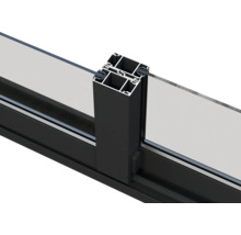 Detailansicht eines Fensterrahmens mit Doppelverglasung und Aluminiumprofil