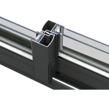 Vue détaillée d'un cadre de porte coulissante en aluminium avec remplissage en verre