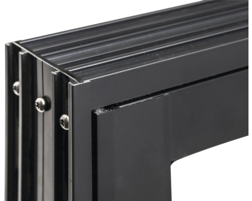 Detailansicht eines Fensterrahmens aus Metall mit Schrauben