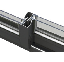 Vue détaillée d'une porte coulissante en aluminium avec insert en verre