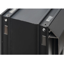 Detailansicht eines schwarzen Aluminiumprofils mit Magneten und Schrauben