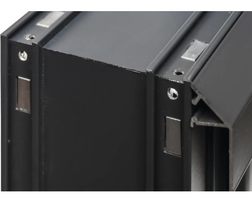 Detailansicht eines schwarzen Aluminiumprofils mit Magneten und Schrauben