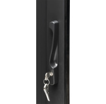 Nahaufnahme eines Türgriffs mit Schlüsseln