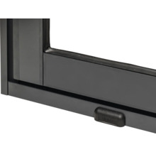 Vue détaillée d'un cadre de fenêtre noir avec poignée de fenêtre